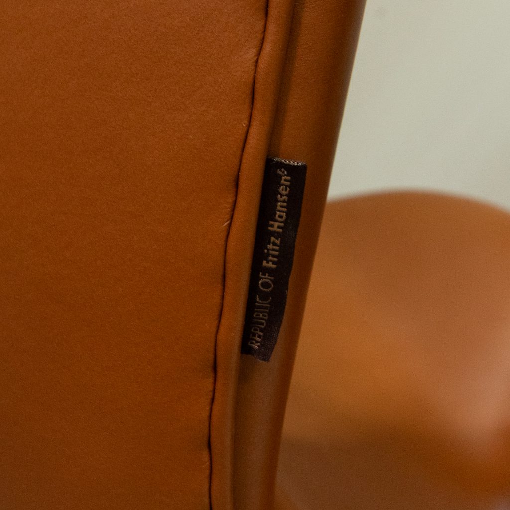 Fritz Hansen Swan 3320 Fauteuil Walnut Grace - Image 5