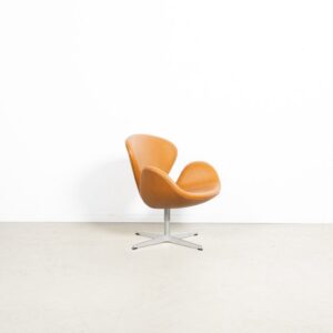 Fritz Hansen Swan 3320 Fauteuil Walnut Grace