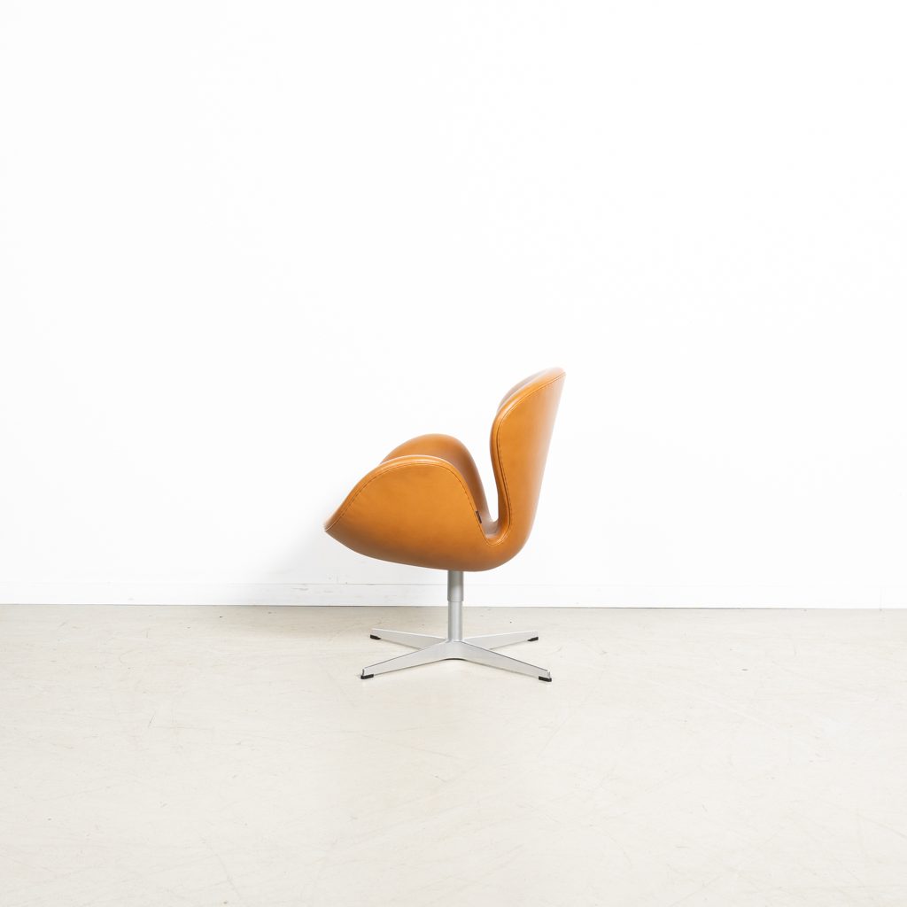 Fritz Hansen Swan 3320 Fauteuil Walnut Grace - Image 4