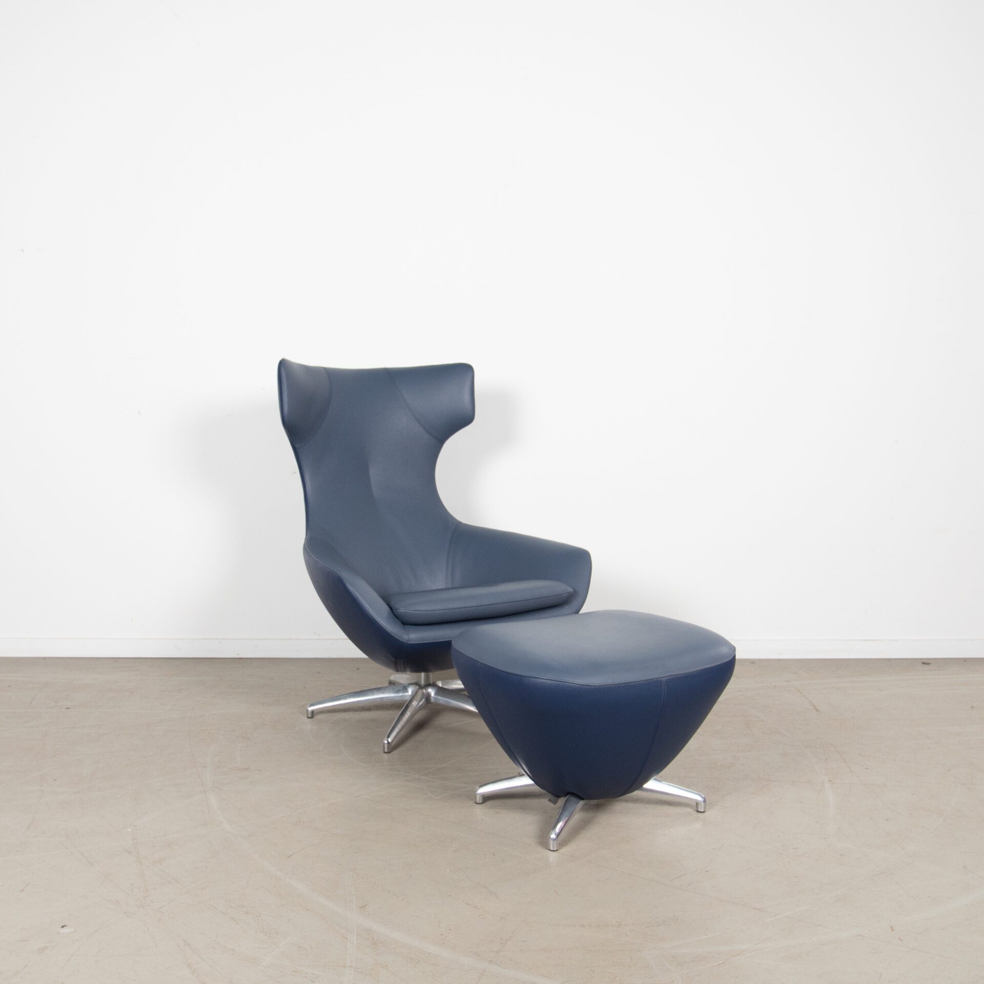 Leolux Caruzzo Fauteuil Donkerblauw Leer + Hocker