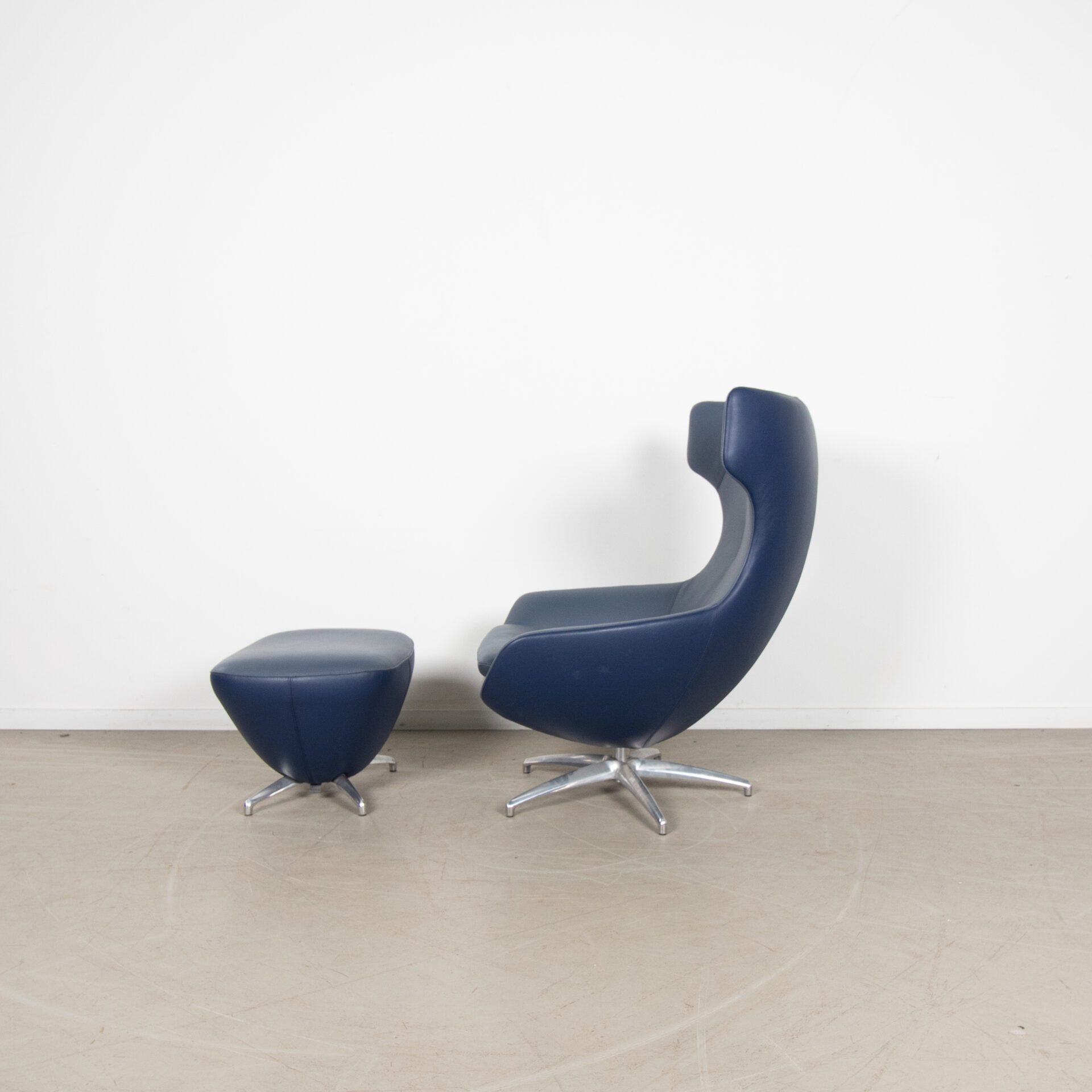 Leolux Caruzzo Fauteuil Donkerblauw Leer + Hocker - Image 4