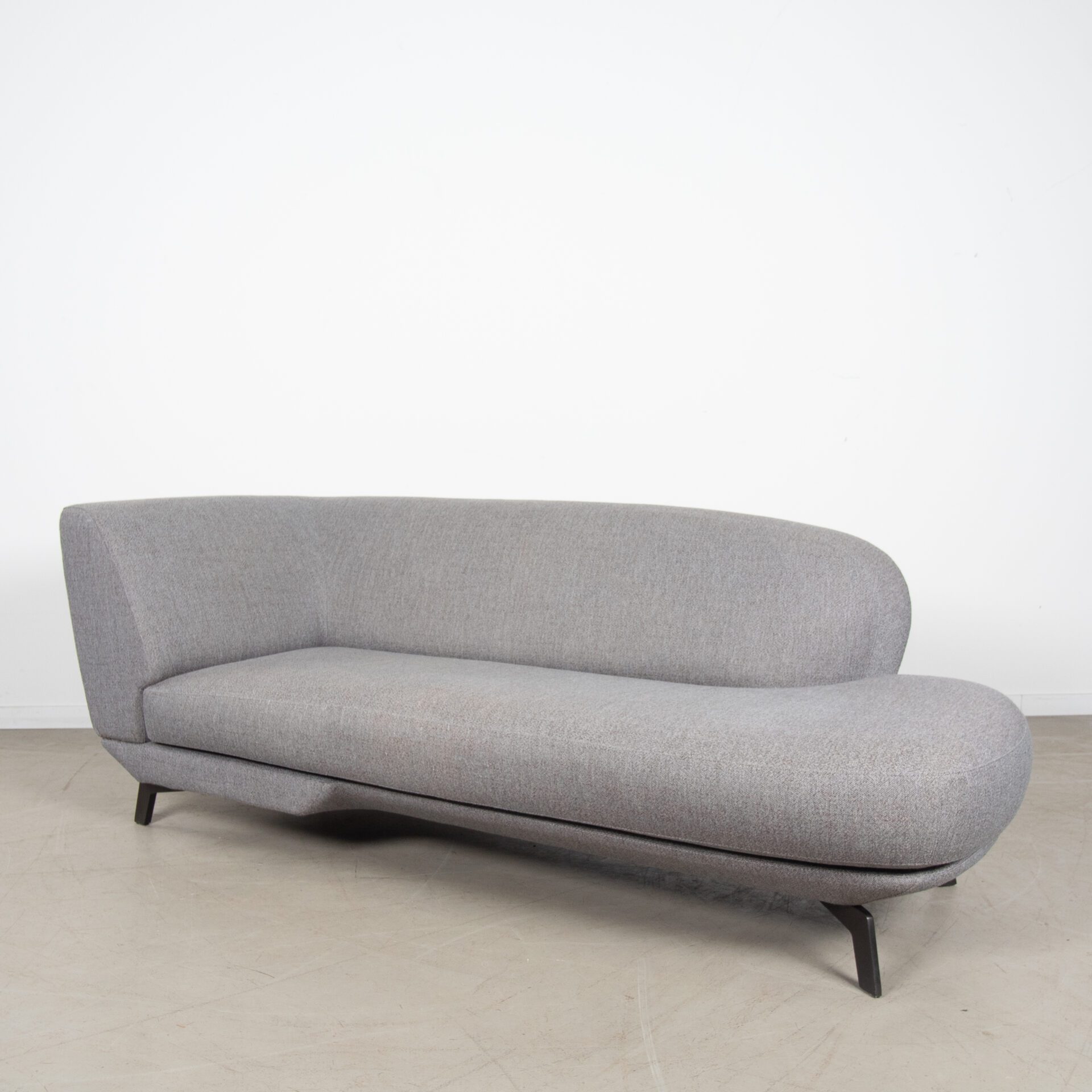 Leolux Flint Divan Bank 2,5-Zits Grijs Stof + Hocker - Image 4