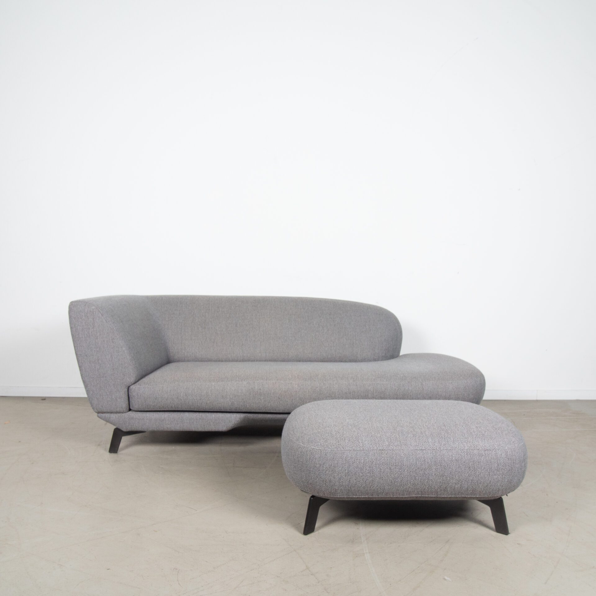 Leolux Flint Divan Bank 2,5-Zits Grijs Stof + Hocker - Image 2