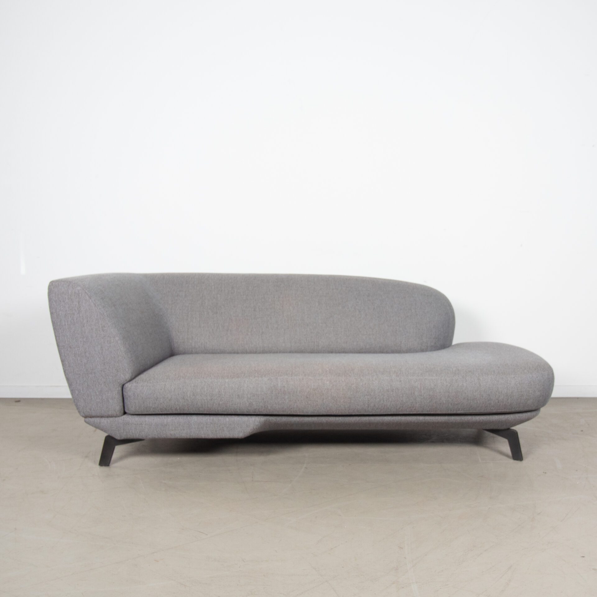 Leolux Flint Divan Bank 2,5-Zits Grijs Stof + Hocker - Image 3