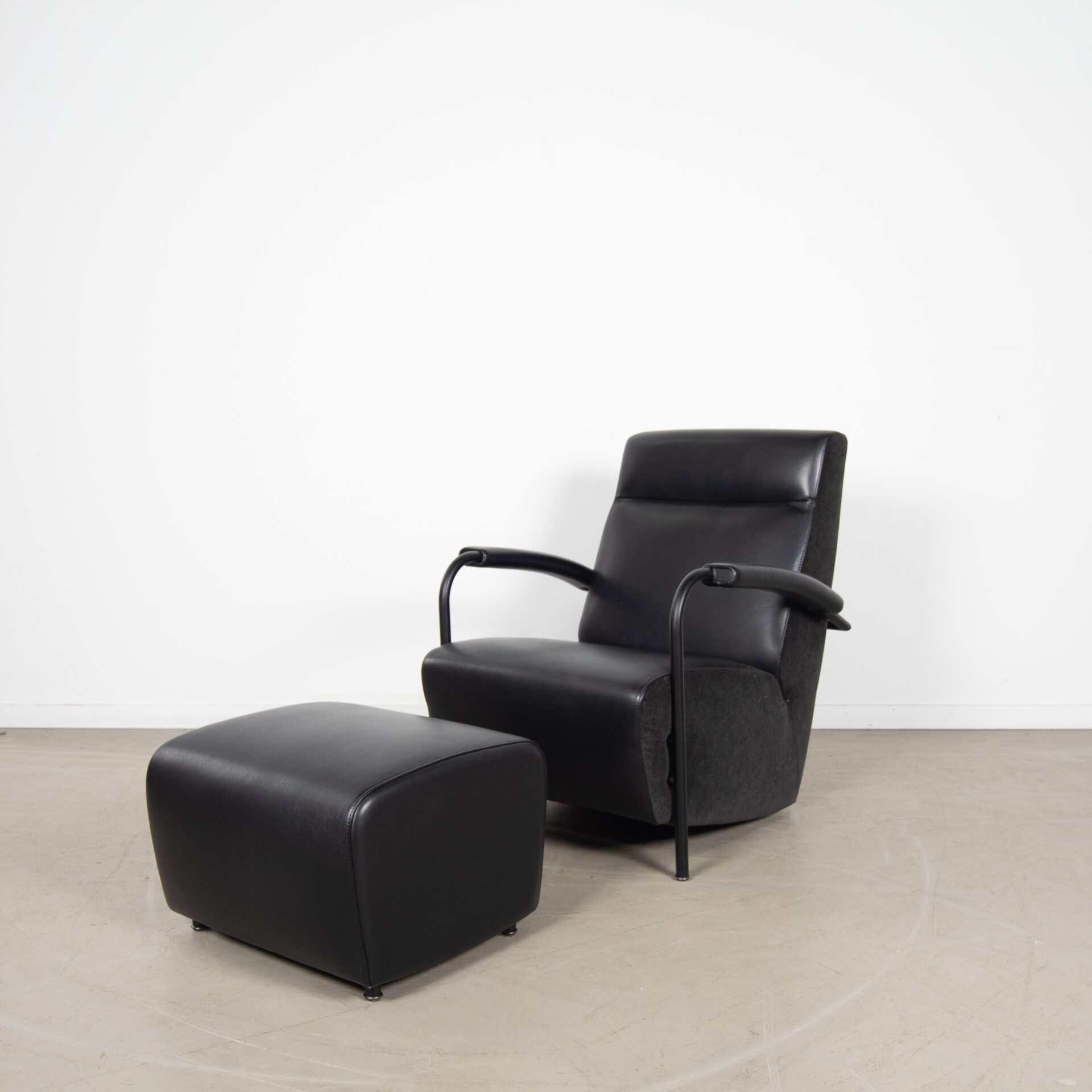 Leolux Scylla Fauteuil Hoog Zwart Leer/Stof + Hocker - Image 3