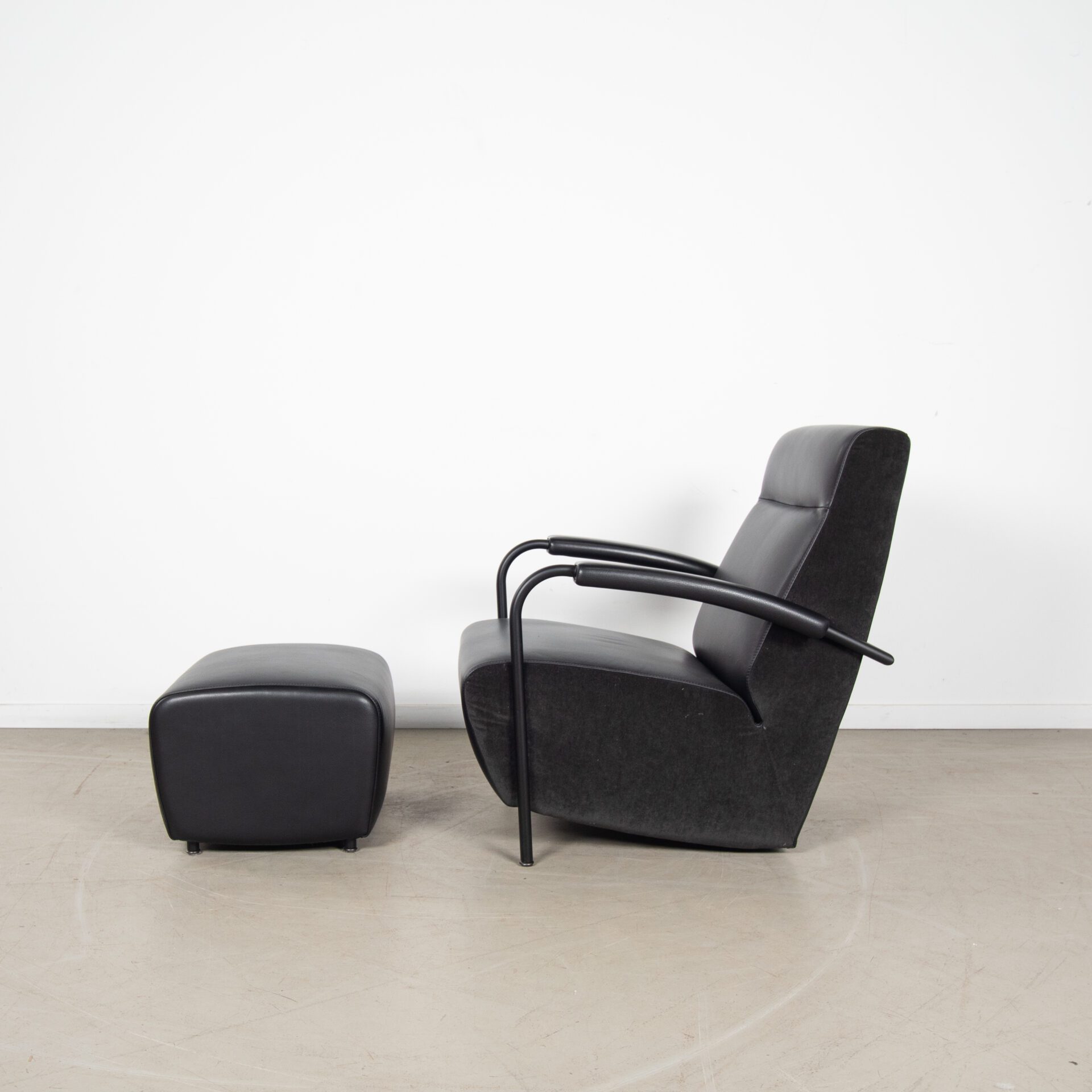 Leolux Scylla Fauteuil Hoog Zwart Leer/Stof + Hocker - Image 4