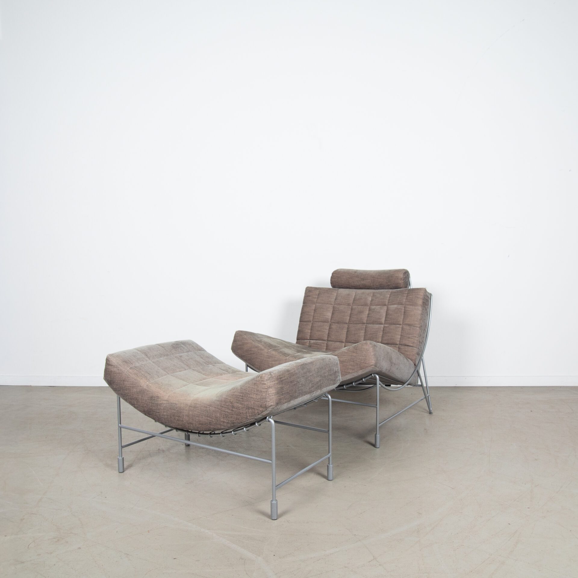 Leolux Volare Fauteuil Taupe Stof + Hocker - Image 3