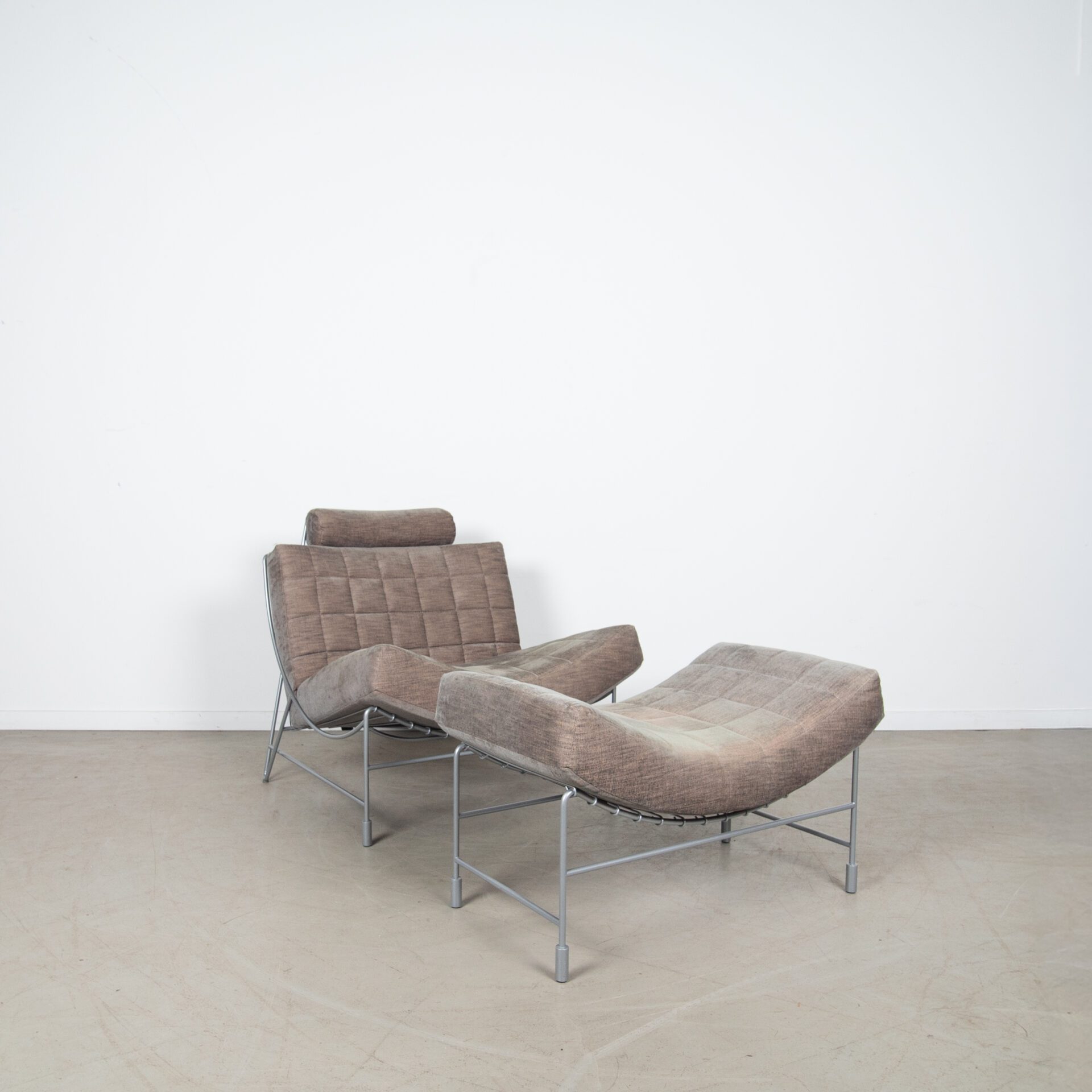 Leolux Volare Fauteuil Taupe Stof + Hocker