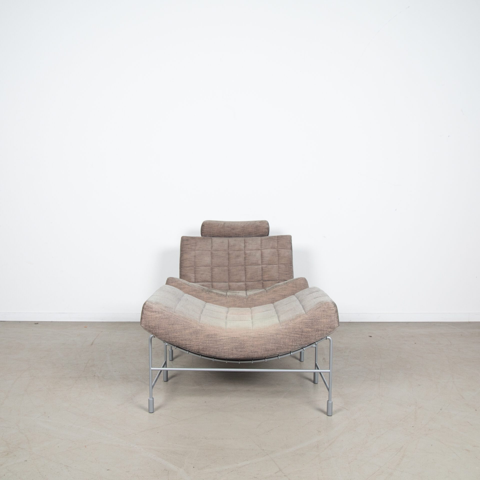 Leolux Volare Fauteuil Taupe Stof + Hocker - Image 2