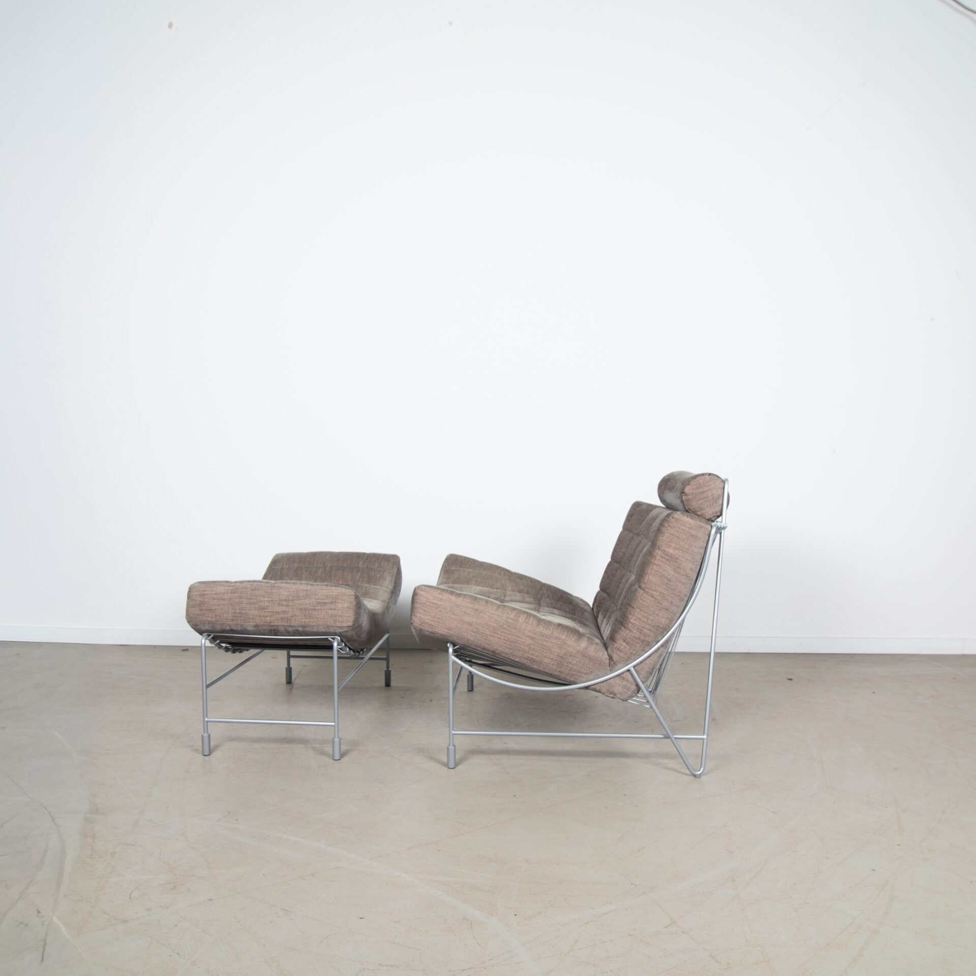 Leolux Volare Fauteuil Taupe Stof + Hocker - Image 4