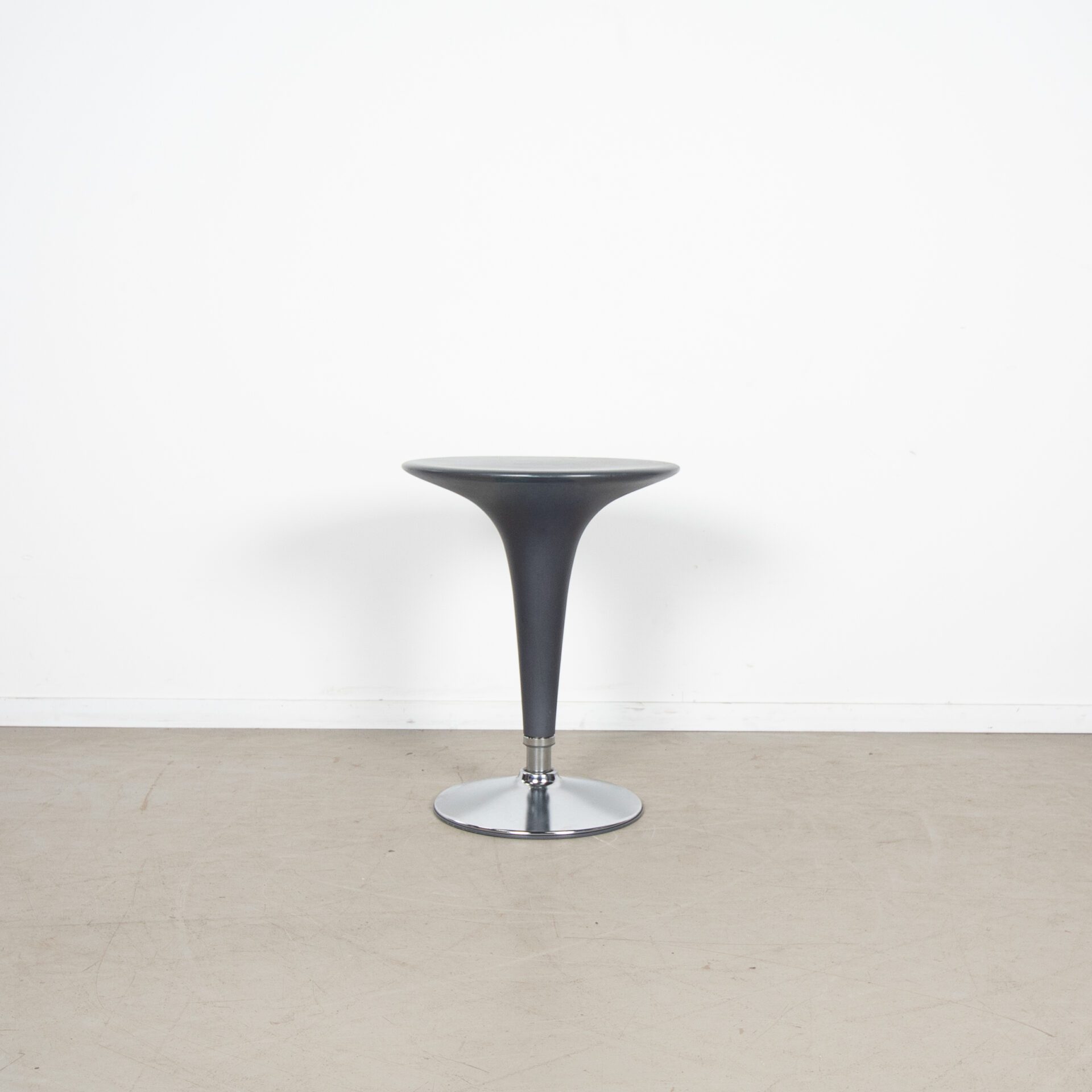 Magis Bombo Table Tafel Rond Antraciet Kunststof Ø55 cm - Chroom
