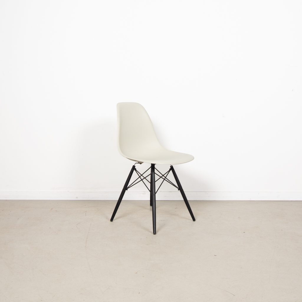 Vitra DSW Stoel Cotton White Kunststof - Zwart