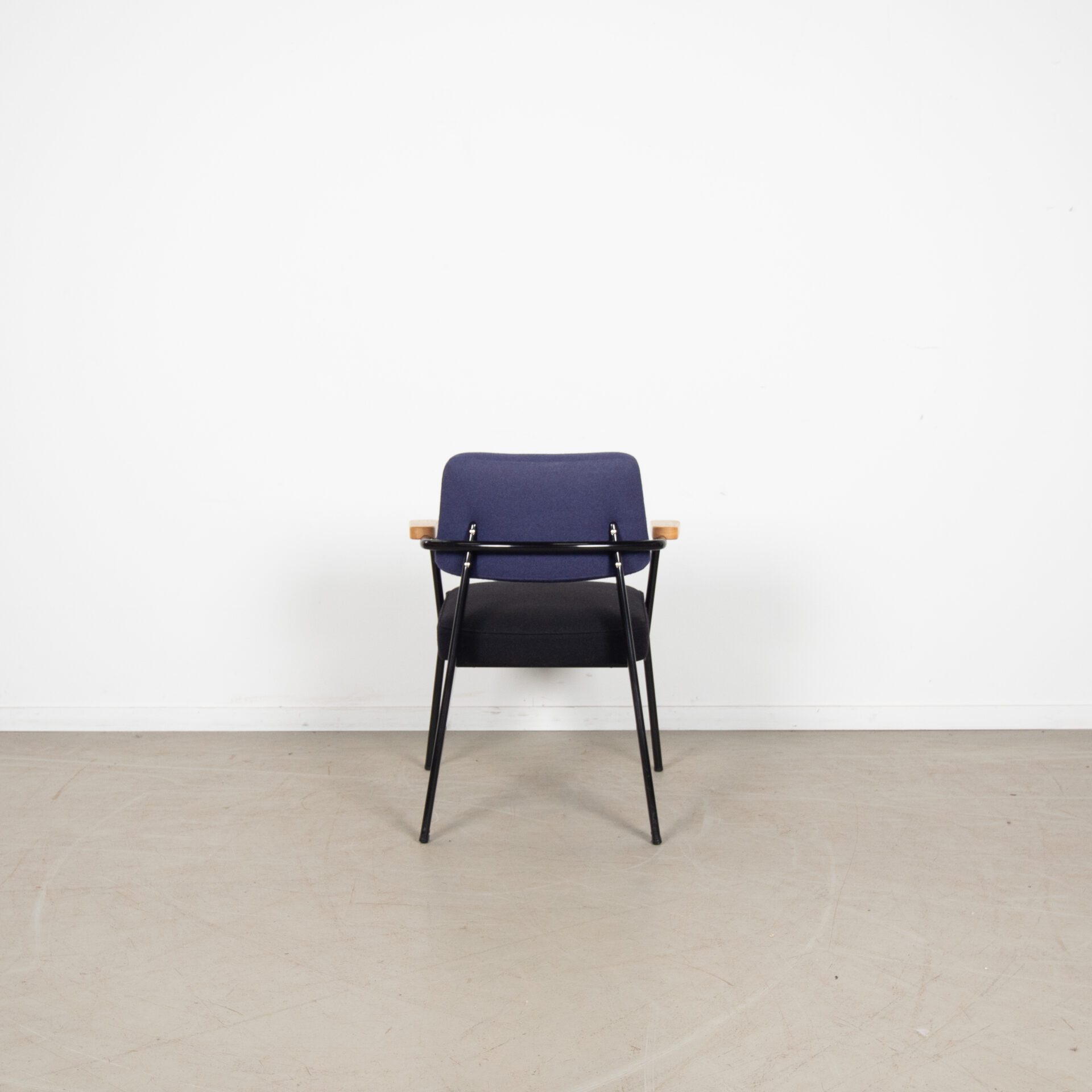 Vitra Prouve Direction Fauteuil Donkerblauw/Zwart Stof - Image 5