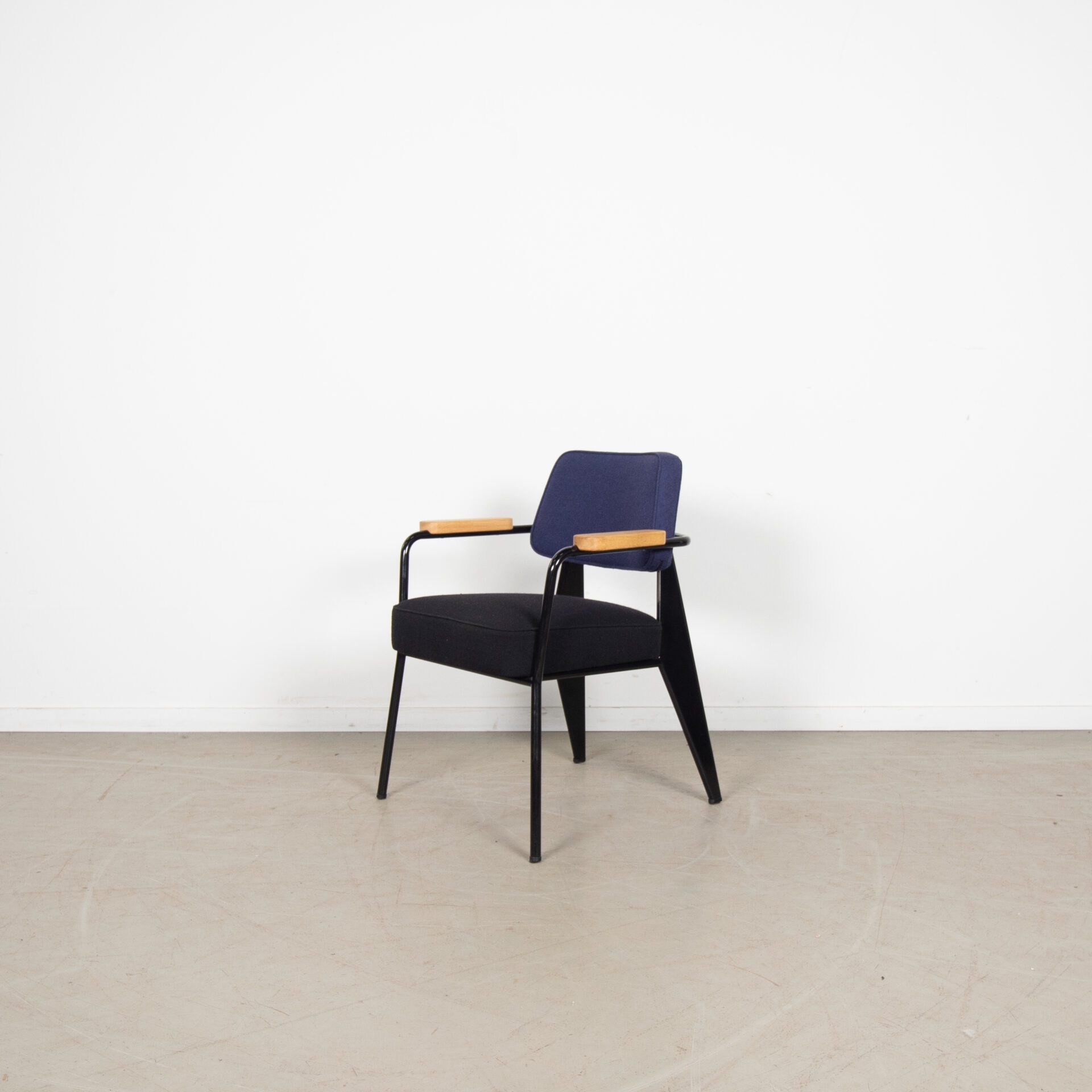 Vitra Prouve Direction Fauteuil Donkerblauw/Zwart Stof - Image 3