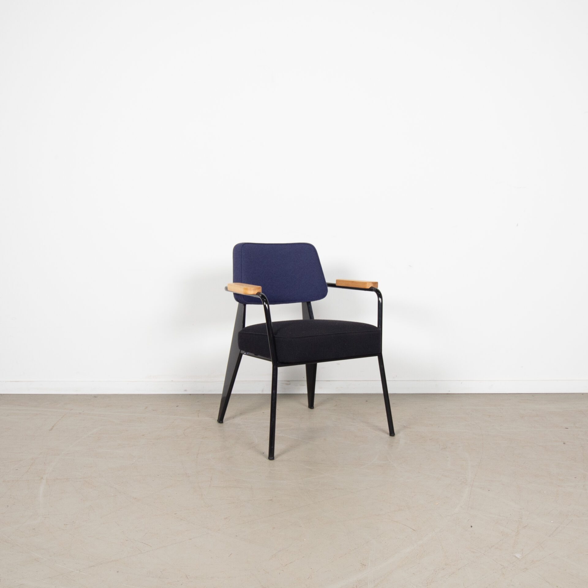 Vitra Prouve Direction Fauteuil Donkerblauw/Zwart Stof