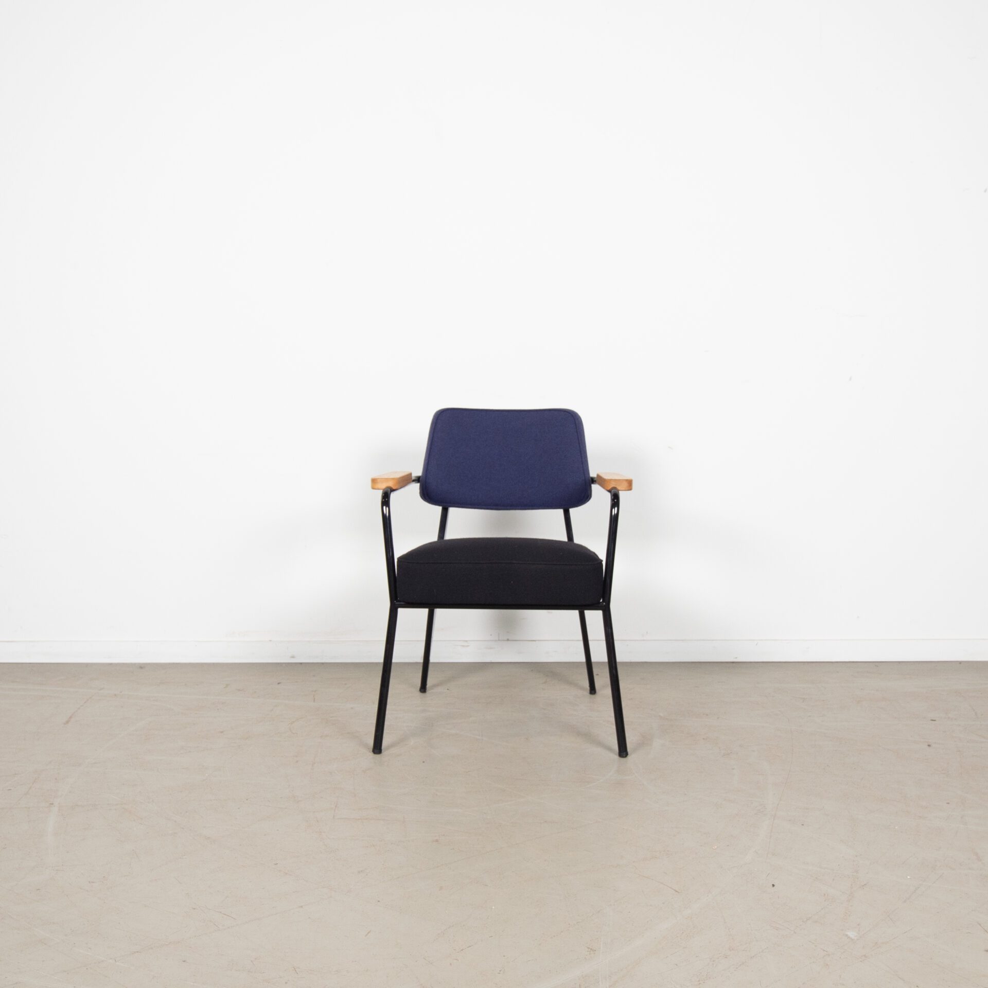 Vitra Prouve Direction Fauteuil Donkerblauw/Zwart Stof - Image 2