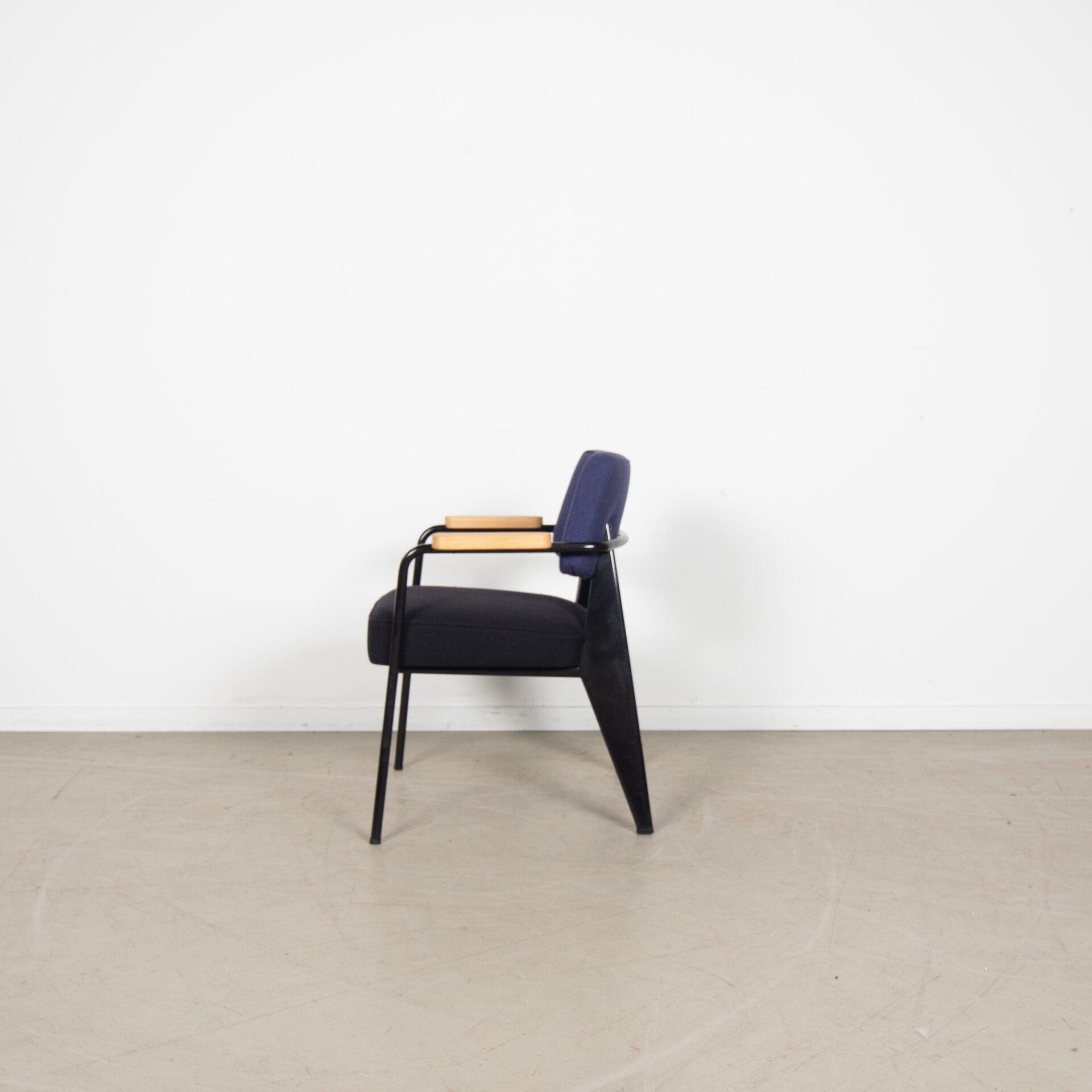 Vitra Prouve Direction Fauteuil Donkerblauw/Zwart Stof - Image 4