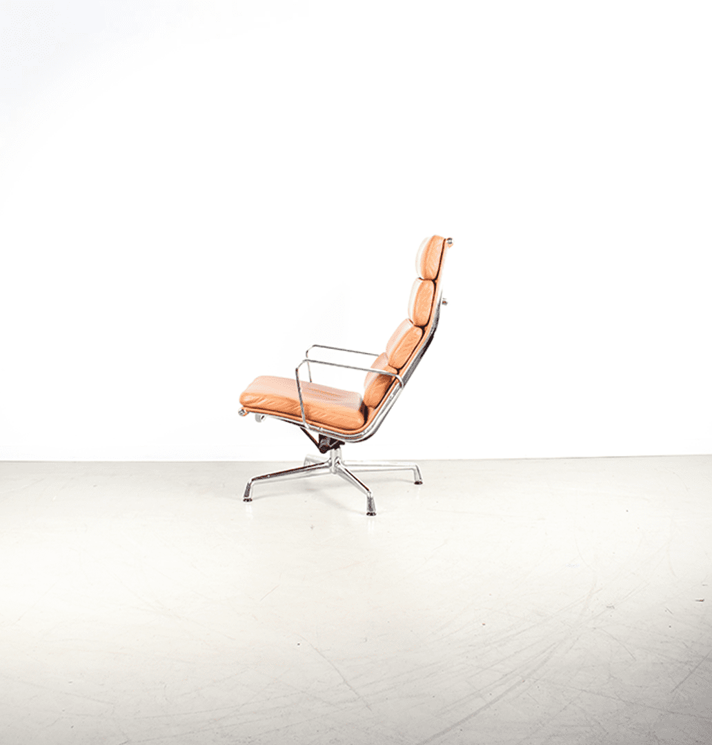 Vitra Eames EA 222 Fauteuil Cognac Leer - Chroom + EA 223 Hocker - Image 5