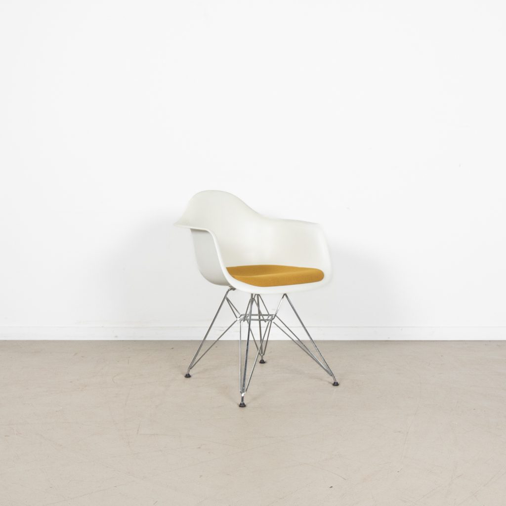 Vitra Eames DAR Stoel Wit/Geel Kunststof/Stof - Chroom