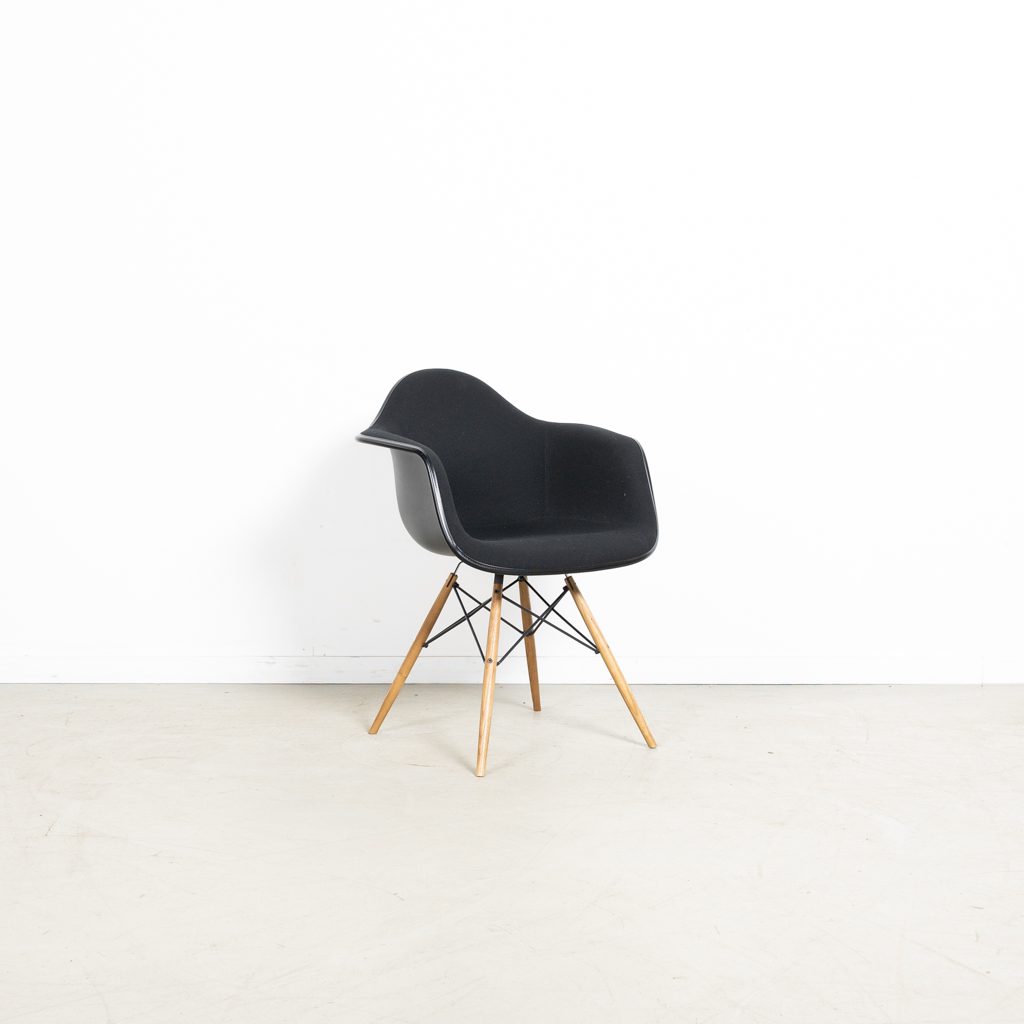 Vitra Eames DAW Stoel Zwart Stof/Kunststof - Hout