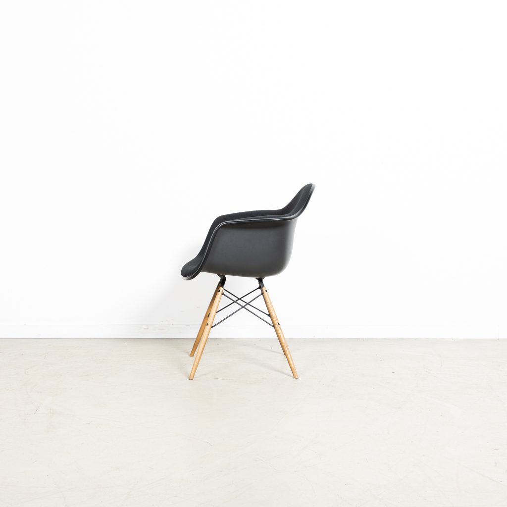 Vitra Eames DAW Stoel Zwart Stof/Kunststof - Hout - Image 4