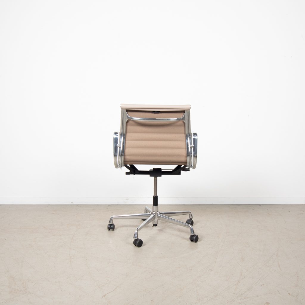 Vitra Eames EA 117 Bureaustoel Taupe Leer - Aluminium - Image 4