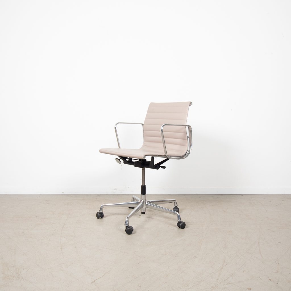 Vitra Eames EA 117 Bureaustoel Taupe Leer - Aluminium - Image 3