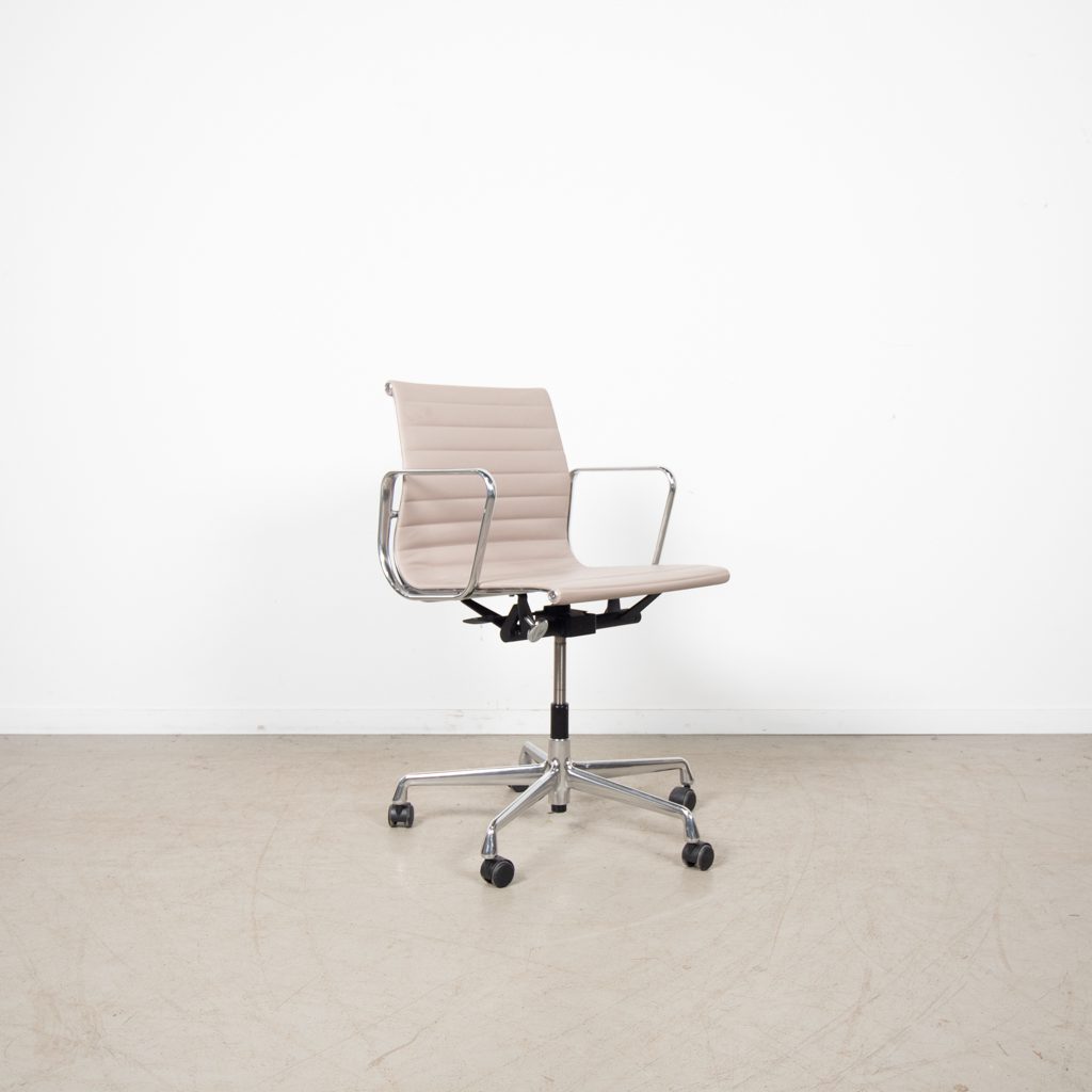 Vitra Eames EA 117 Bureaustoel Taupe Leer - Aluminium