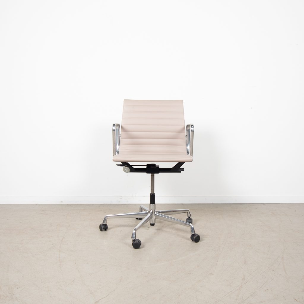 Vitra Eames EA 117 Bureaustoel Taupe Leer - Aluminium - Image 2
