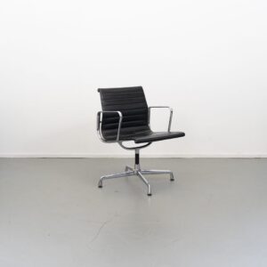 Vitra Eames EA 107 Stoel Zwart Leer - Chroom