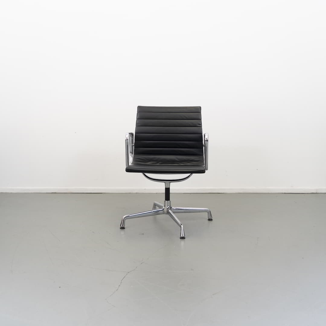 Vitra Eames EA 107 Stoel Zwart Leer - Chroom - Image 2