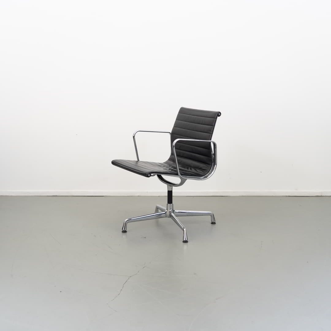 Vitra Eames EA 107 Stoel Zwart Leer - Chroom - Image 3