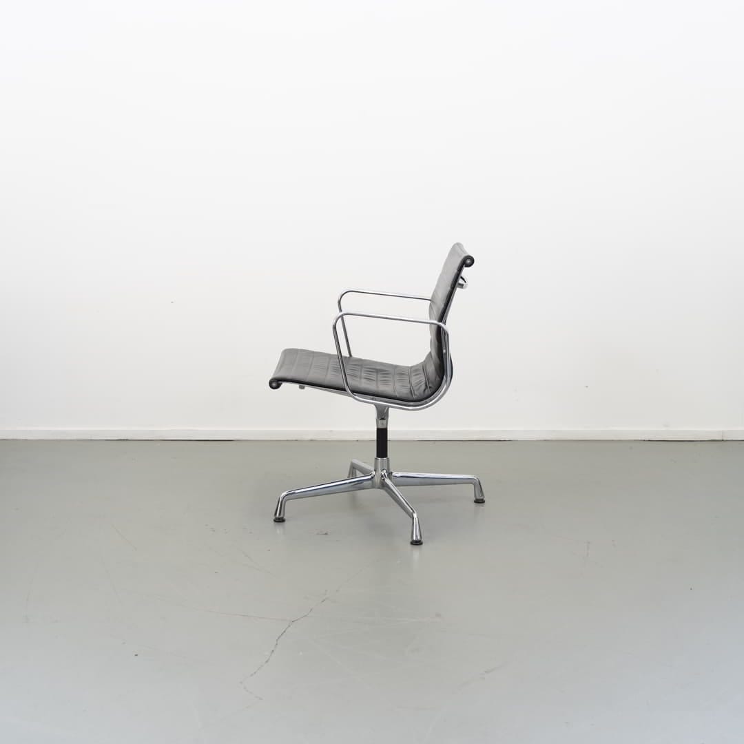 Vitra Eames EA 107 Stoel Zwart Leer - Chroom - Image 4