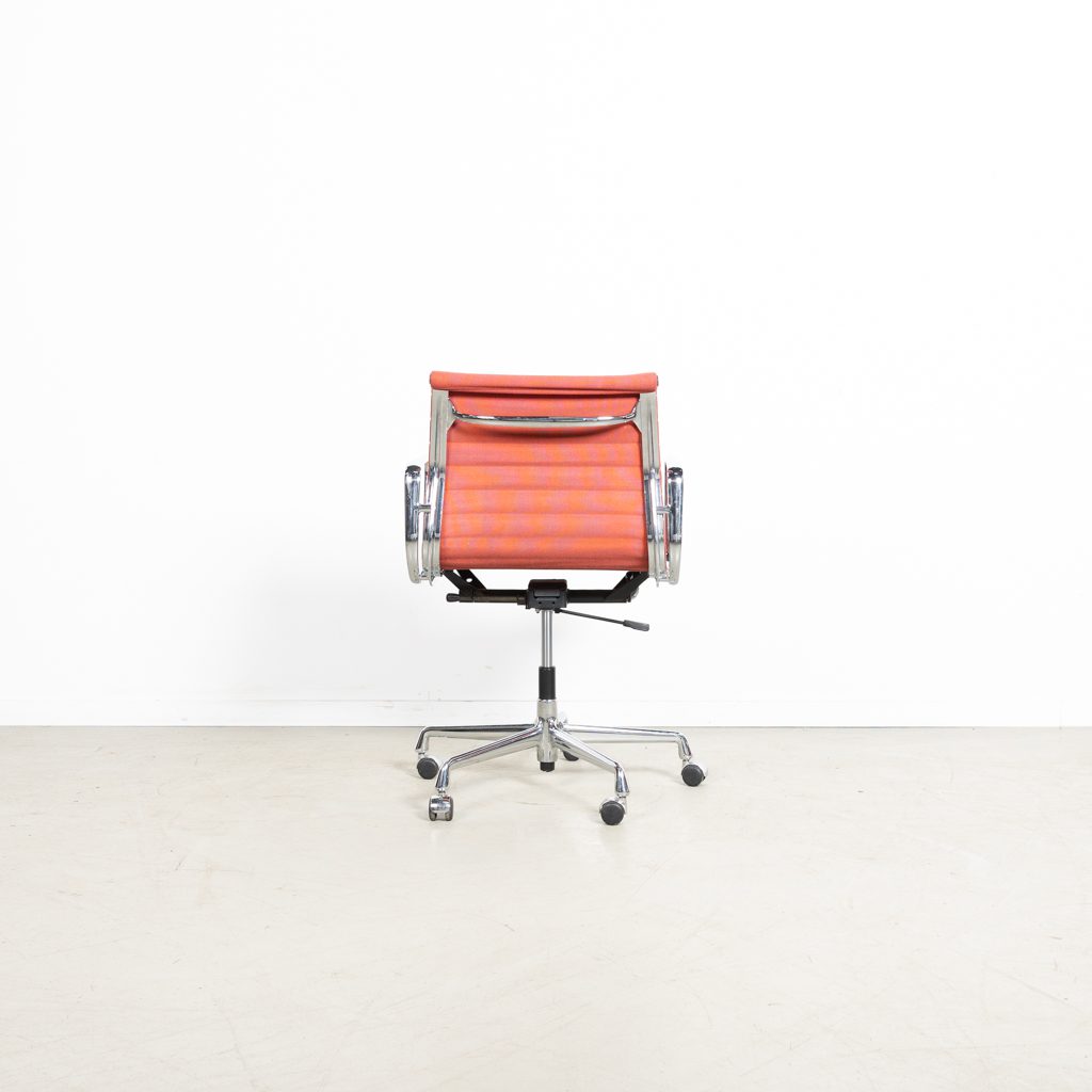 Vitra EA 117 Bureaustoel Lichtrood Stof - Chroom - Image 5