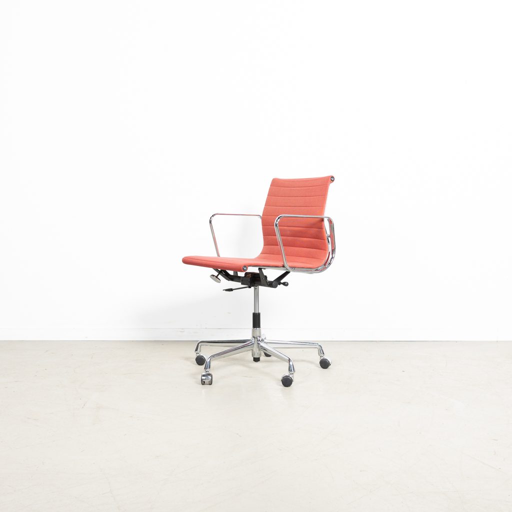 Vitra EA 117 Bureaustoel Lichtrood Stof - Chroom - Image 3