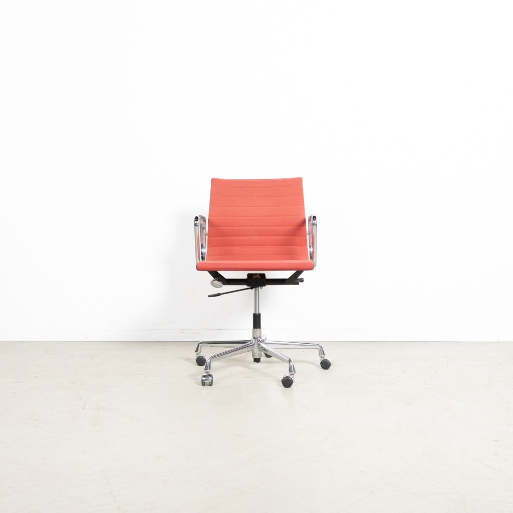 Vitra EA 117 Bureaustoel Lichtrood Stof - Chroom - Image 2
