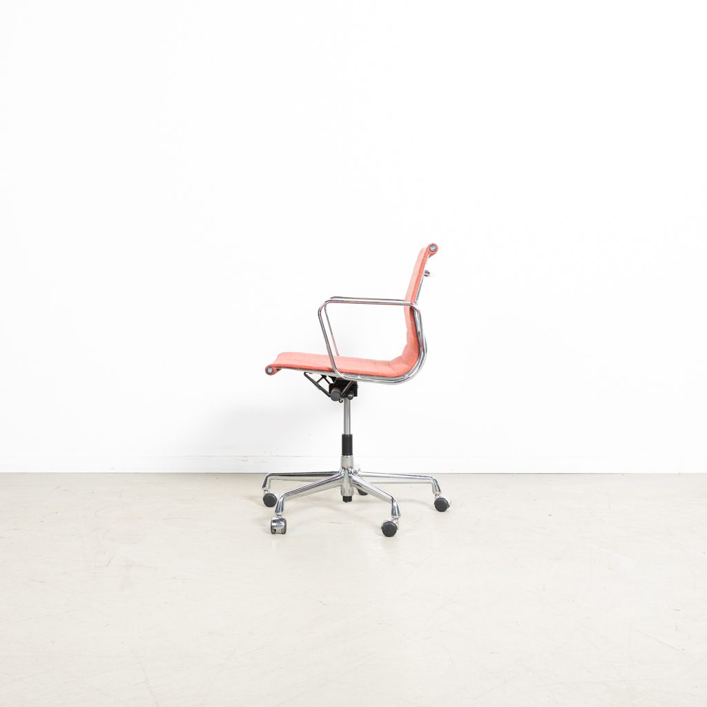 Vitra EA 117 Bureaustoel Lichtrood Stof - Chroom - Image 4