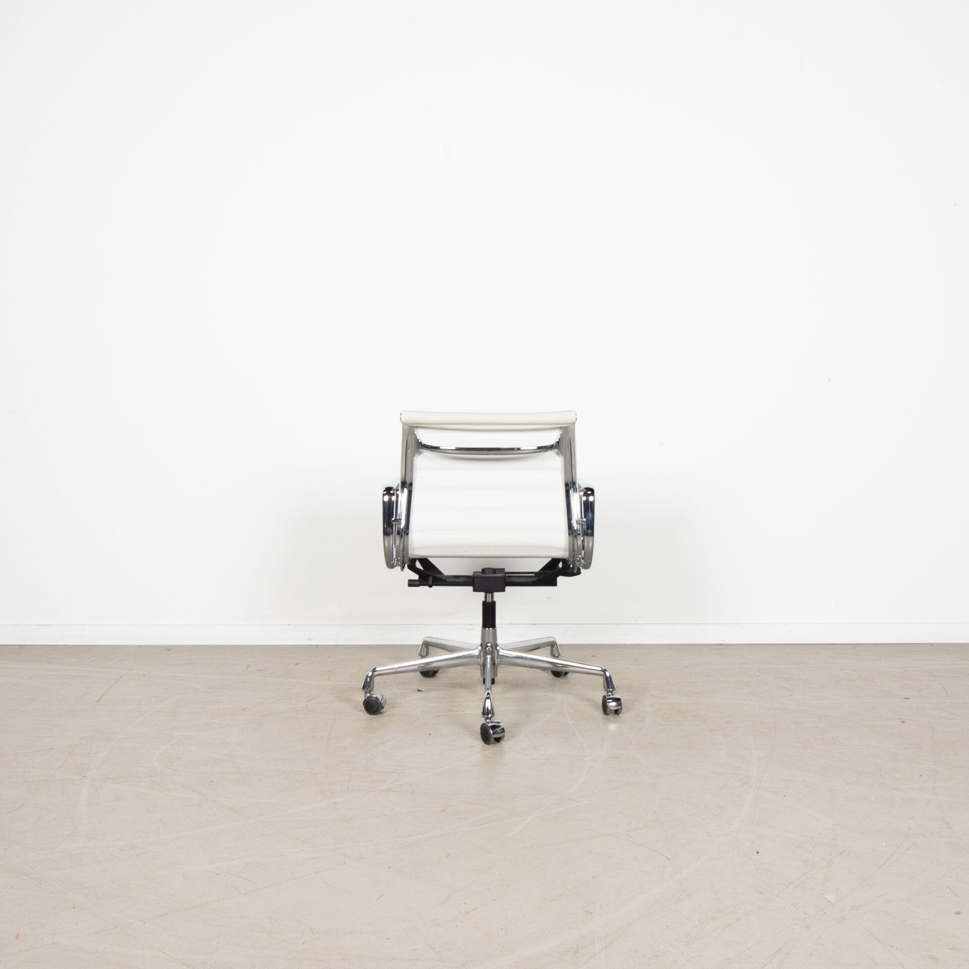 Vitra Eames EA117 Bureaustoel Wit Leer - Chroom - Image 5