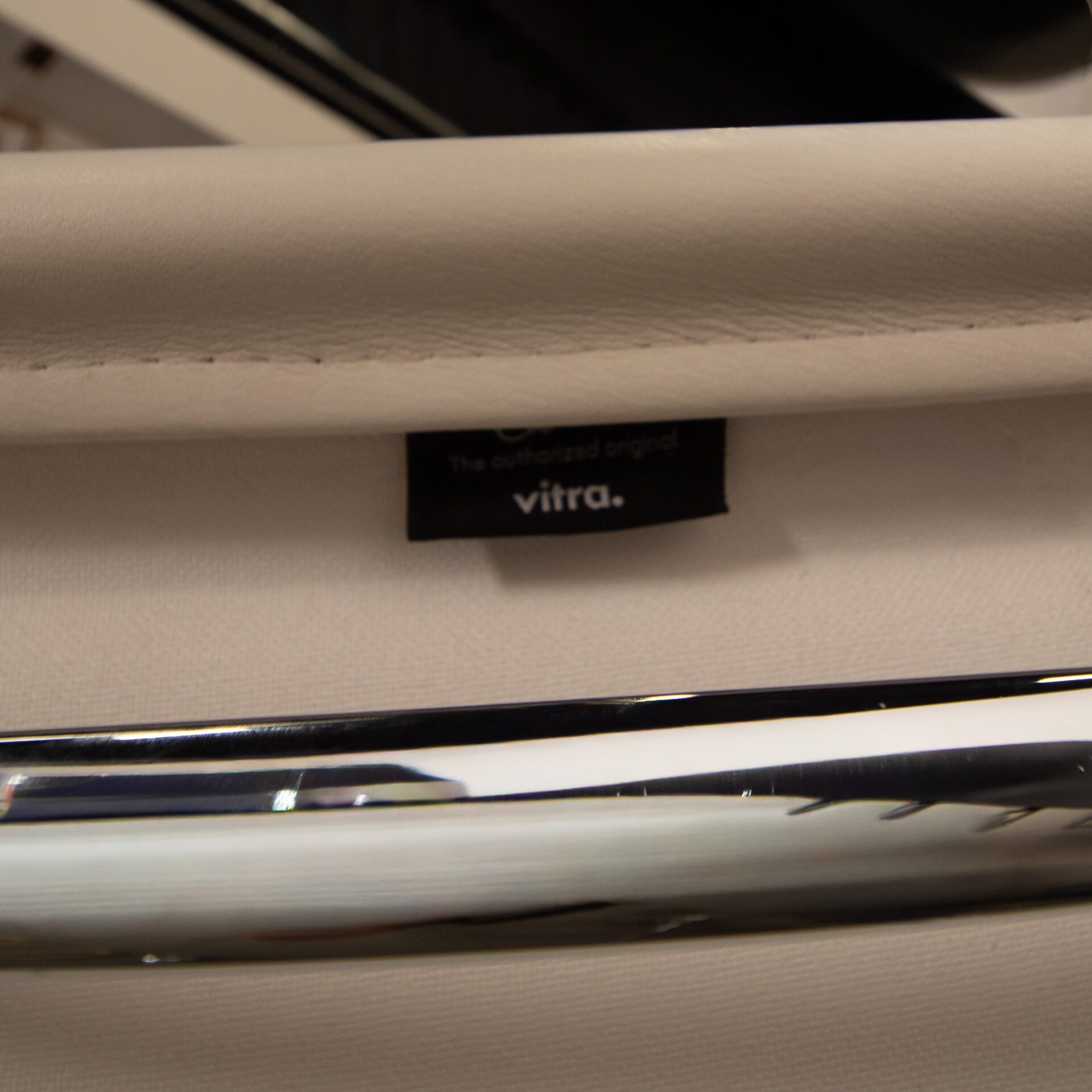 Vitra Eames EA117 Bureaustoel Wit Leer - Chroom - Image 6
