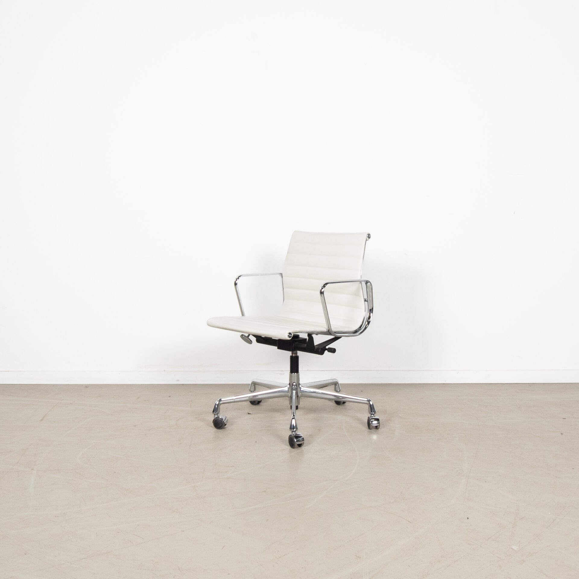 Vitra Eames EA117 Bureaustoel Wit Leer - Chroom - Image 3