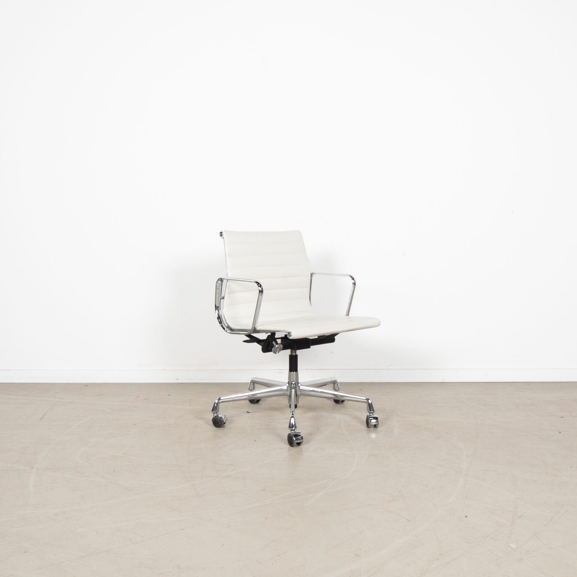 Vitra Eames EA117 Bureaustoel Wit Leer - Chroom