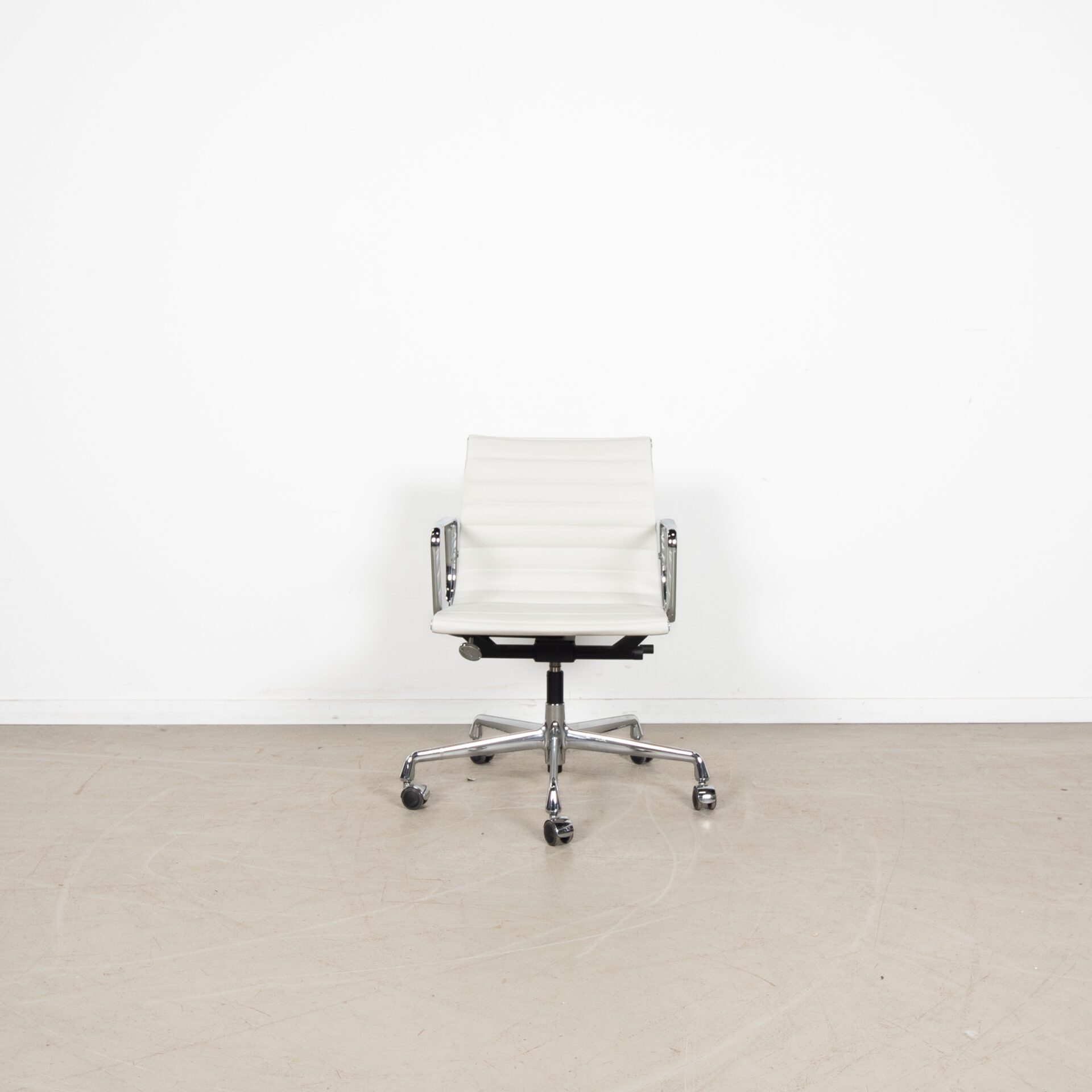 Vitra Eames EA117 Bureaustoel Wit Leer - Chroom - Image 2