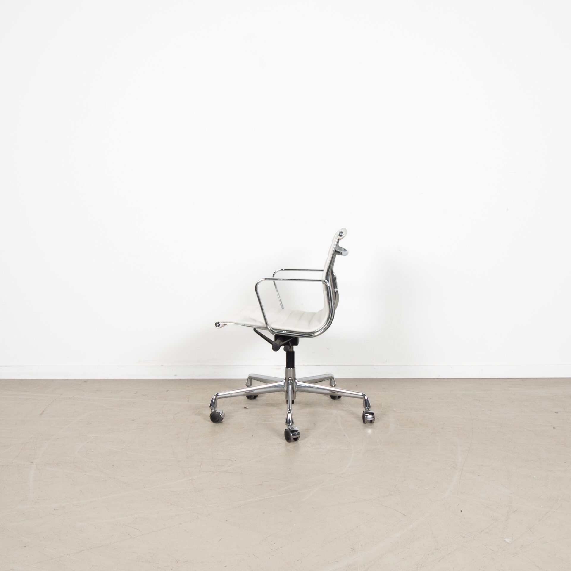 Vitra Eames EA117 Bureaustoel Wit Leer - Chroom - Image 4