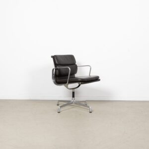 Vitra Eames EA208 Stoel DonkerBruin Leer - Aluminium