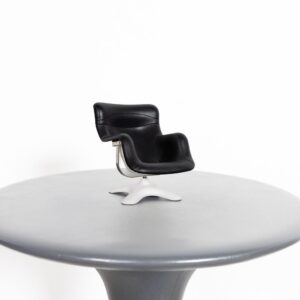 Vitra Miniatuur Karuselli Fauteuil Wit Kunststof/Zwart Leer