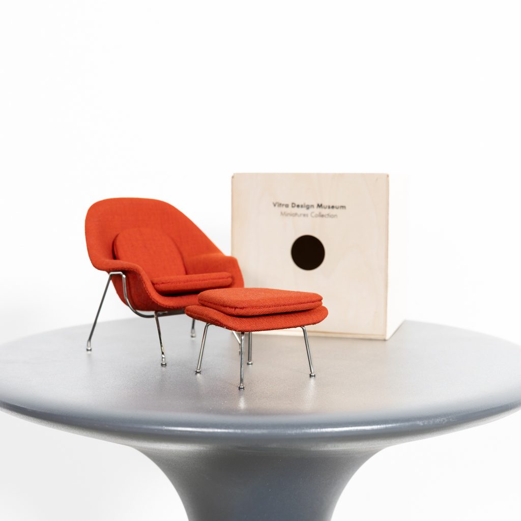 Vitra Miniatuur Womb Chair Fauteuil Rood Stof + Hocker