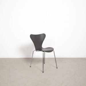 Fritz Hansen 3107 Stoel Donkergrijs Hout - Chroom