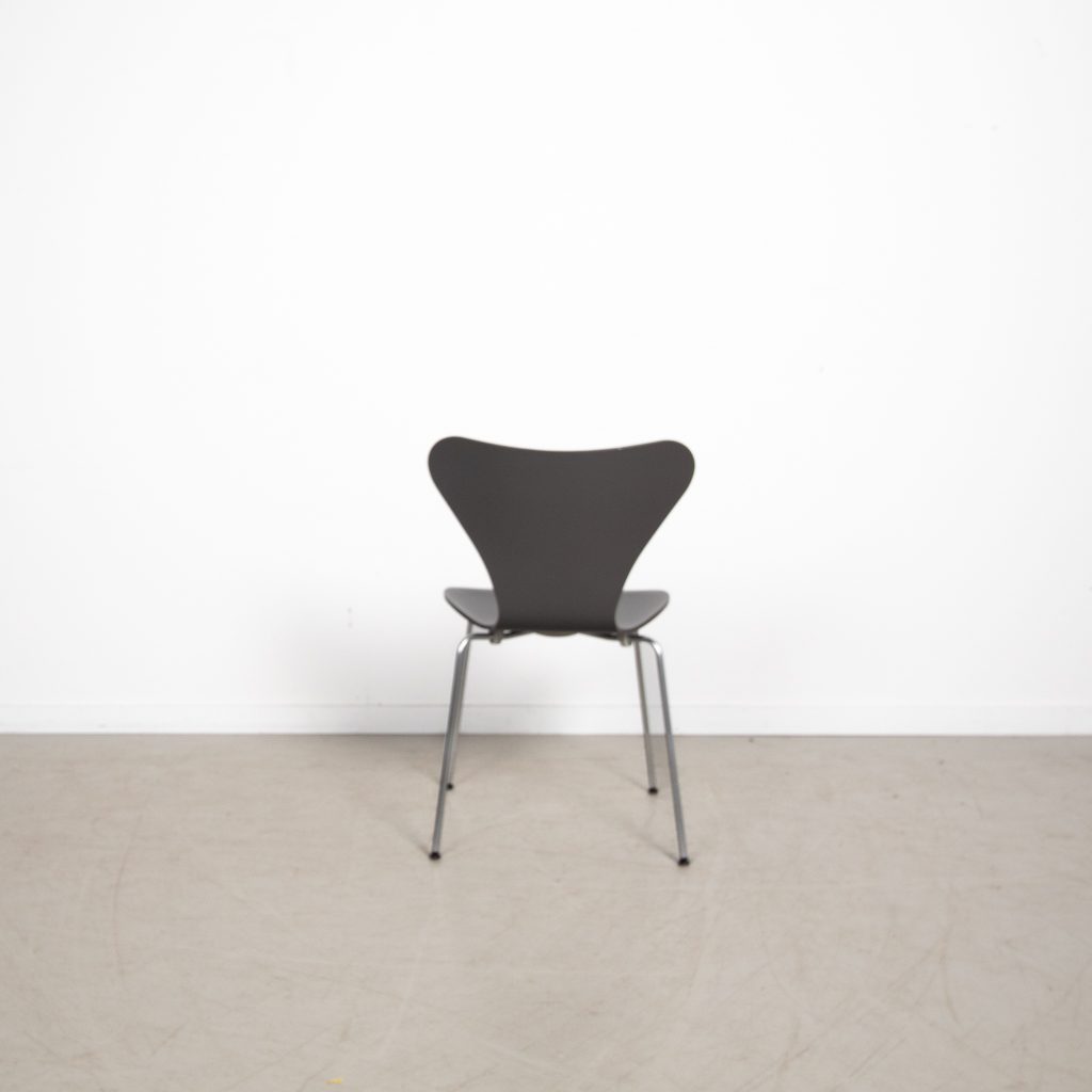 Fritz Hansen 3107 Stoel Donkergrijs Hout - Chroom - Image 2
