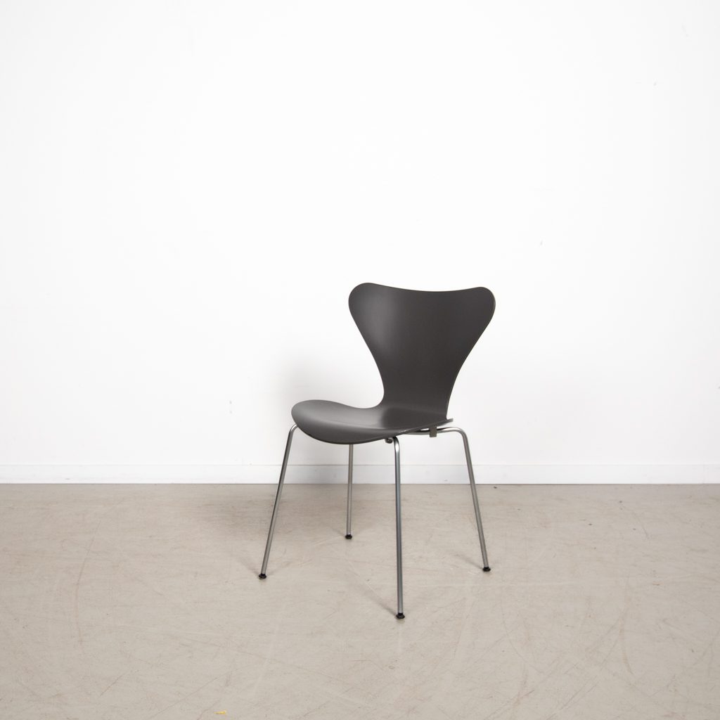 Fritz Hansen 3107 Stoel Donkergrijs Hout - Chroom - Image 3