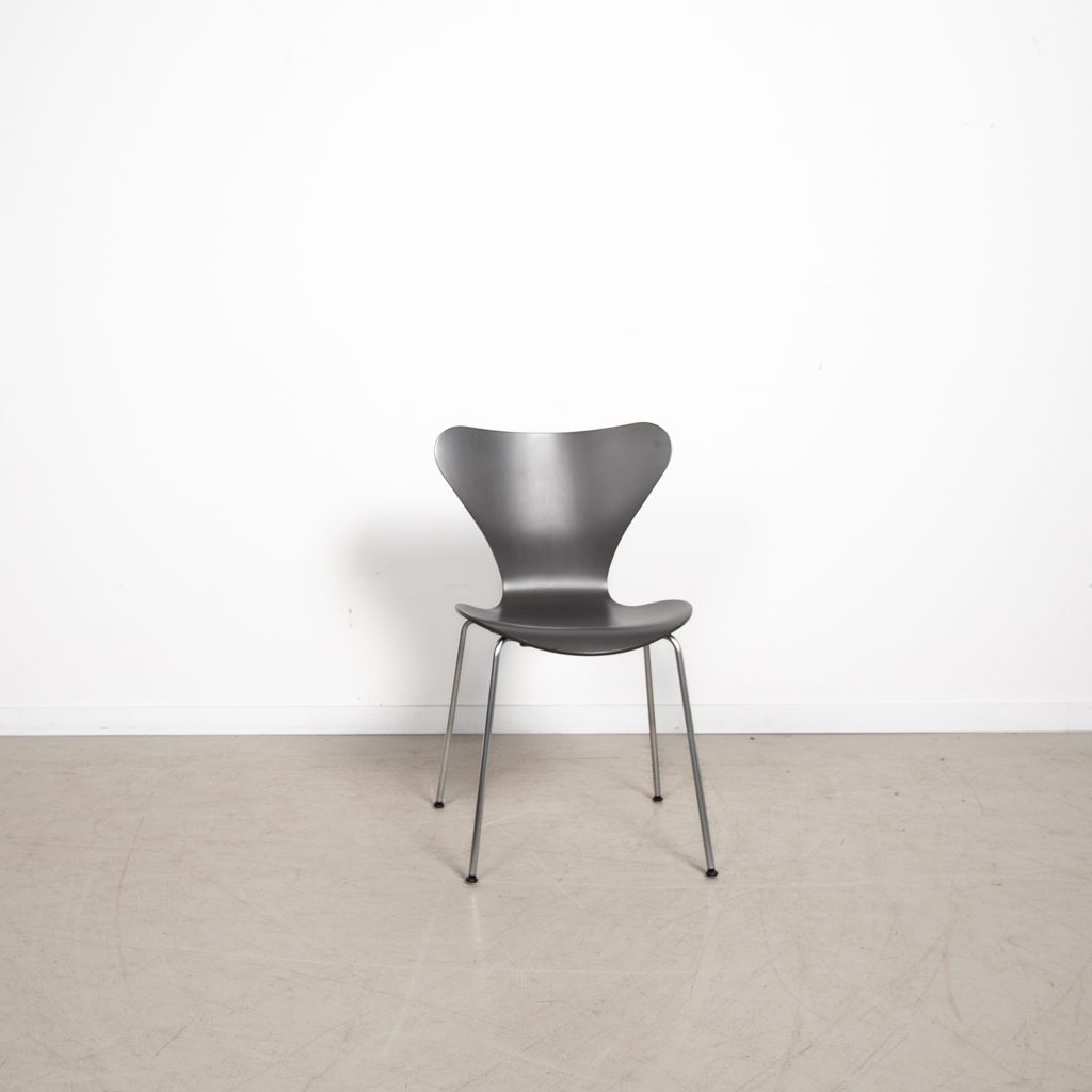 Fritz Hansen 3107 Stoel Donkergrijs Hout - Chroom - Image 4